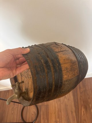 Barril antiguo de madera con grifo de latón – Deco