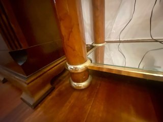 Estantería de cristal y madera dorada