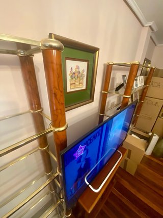 Estantería de cristal y madera dorada