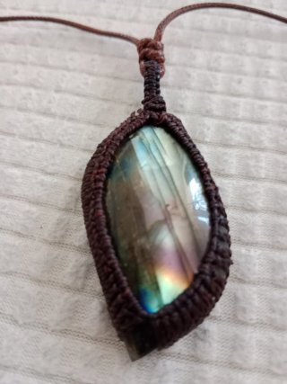 Collar de labradorita con macramé