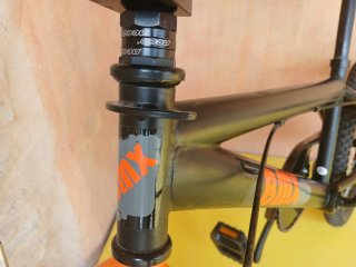 Bicicleta BMX Negra y Naranja