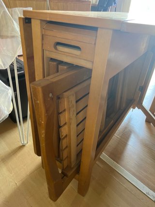 Mesa y 4 sillas plegables de madera