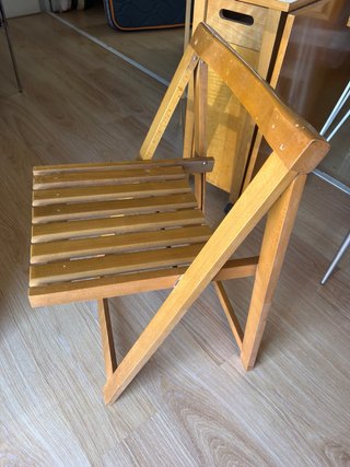 Mesa y 4 sillas plegables de madera