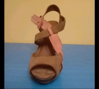 Sandalias Bershka tacón marrón y rosa