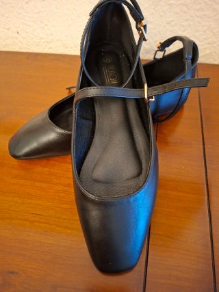 Zapato negro estilo bailarina plano.