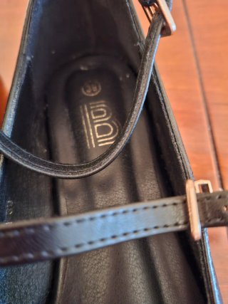 Zapato negro estilo bailarina plano.