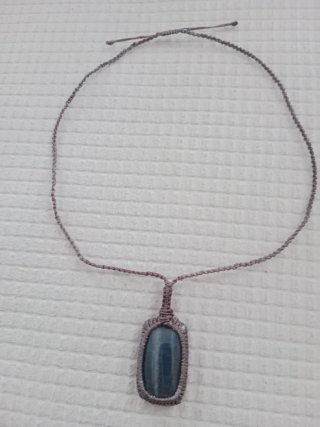 Gargantilla de labradorita con nudos macramé