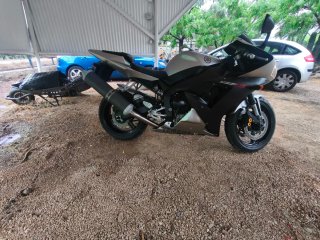 Yamaha R1 Sportbike Plata y Negra