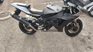 Yamaha R1 Sportbike Plata y Negra