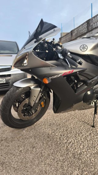 Yamaha R1 Sportbike Plata y Negra