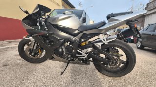 Yamaha R1 Sportbike Plata y Negra