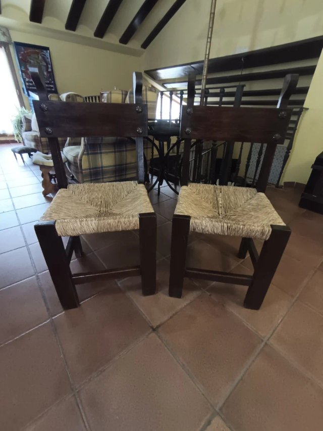 2 sillas rústicas de madera y enea