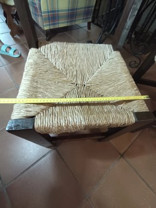 2 sillas rústicas de madera y enea