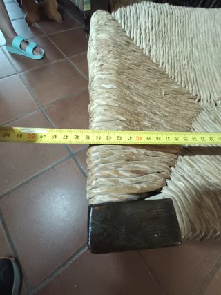 2 sillas rústicas de madera y enea