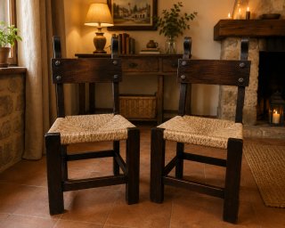 2 sillas rústicas de madera y enea