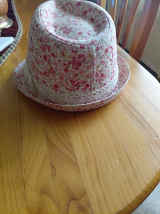 Sombrero floral con encaje