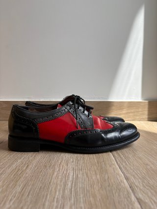 Zapatos Vitelo piel rojo y negro vintage. Talla 39