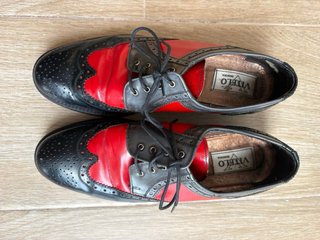 Zapatos Vitelo piel rojo y negro vintage. Talla 39
