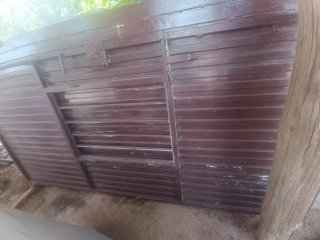Puerta metálica hierro con ventana
