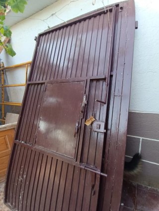 Puerta metálica hierro con ventana