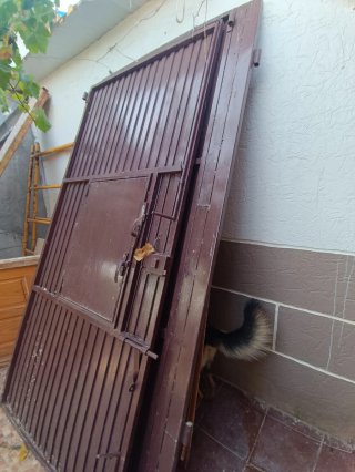 Puerta metálica hierro con ventana
