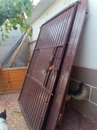 Puerta metálica hierro con ventana
