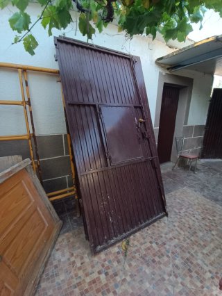 Puerta metálica hierro con ventana