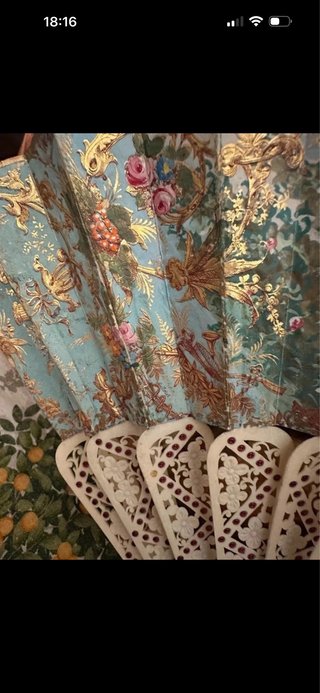 Abanico Versalles antiguo pintado a mano