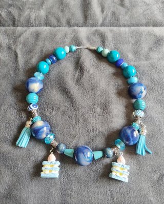 Collar azul.
