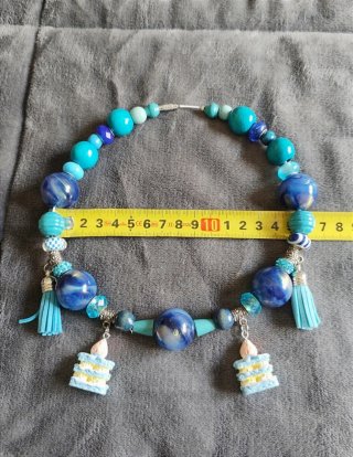 Collar azul.