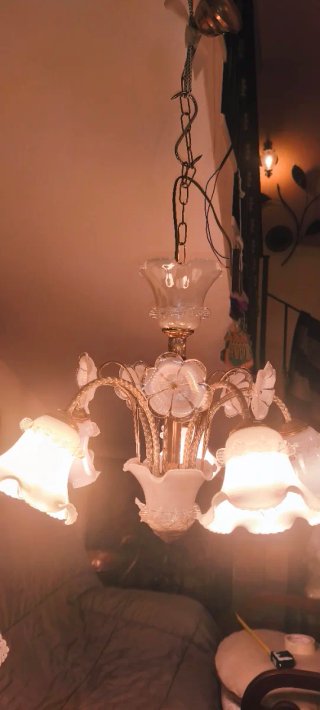 Lampadario Murano stile oro e bianco