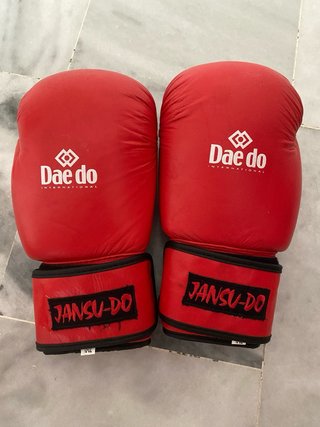 Guantes de boxeo rojos nuevos