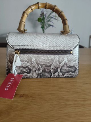 Bolso Guess estampado serpiente
