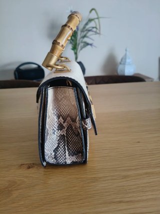 Bolso Guess estampado serpiente