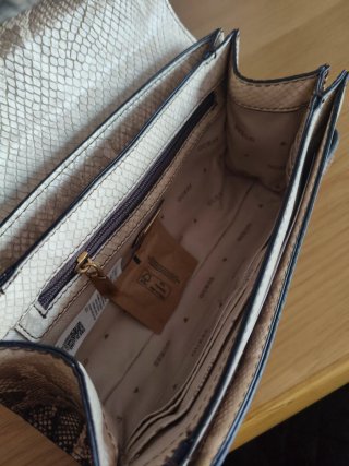 Bolso Guess estampado serpiente