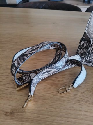 Bolso Guess estampado serpiente