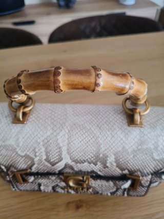 Bolso Guess estampado serpiente
