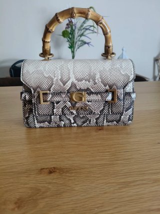 Bolso Guess estampado serpiente