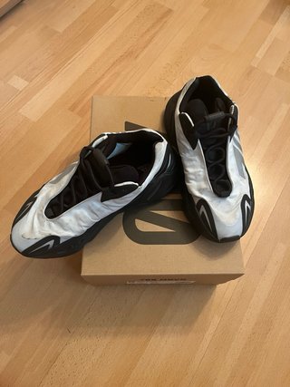 Adidas Yeezy 700 MNVN