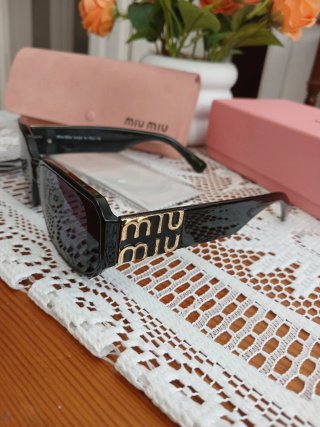 Gafas de sol Miu Miu negras