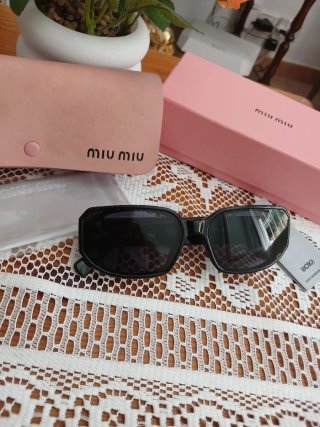 Gafas de sol Miu Miu negras