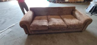 Sofá y sillón de tela marrón