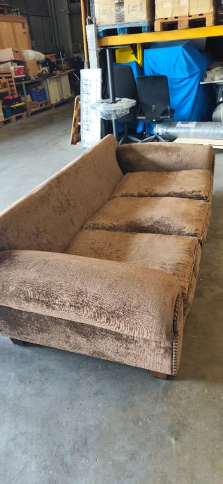 Sofá y sillón de tela marrón