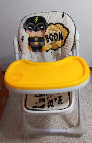 Trona bebé con diseño de superhéroe
