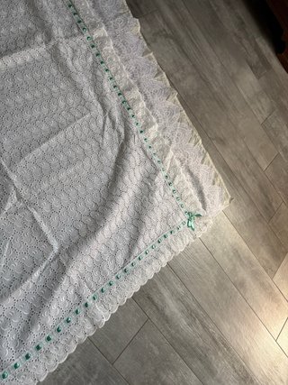 Copriletto bianco con pizzo e fiocchi