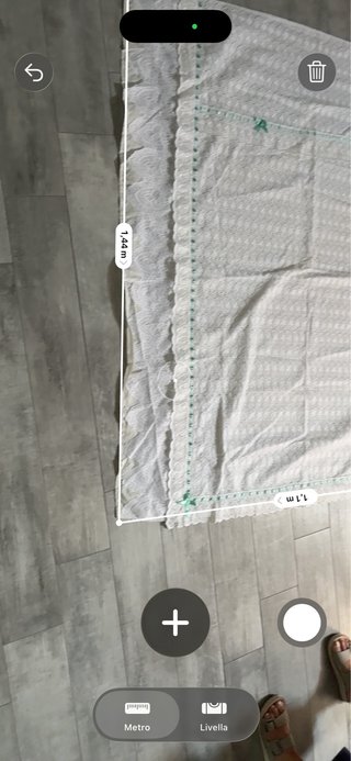 Copriletto bianco con pizzo e fiocchi