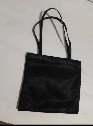 Bolso de hombro de ganchillo y raso