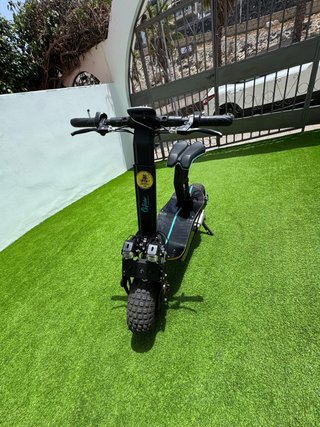 Patinete eléctrico con asiento y batería