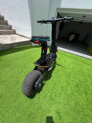 Patinete eléctrico con asiento y batería