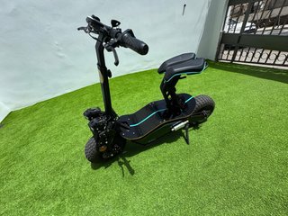 Patinete eléctrico con asiento y batería